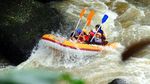 Rafting Seru Taklukkan Derasnya Sungai Kalibaru, Banyuwangi