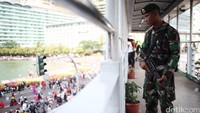 Anggota TNI dari Kesatuan Yon Arhanud I Serpong melakukan pengamanan objek vital di Kawasan Bundaran HI, Jakarta.