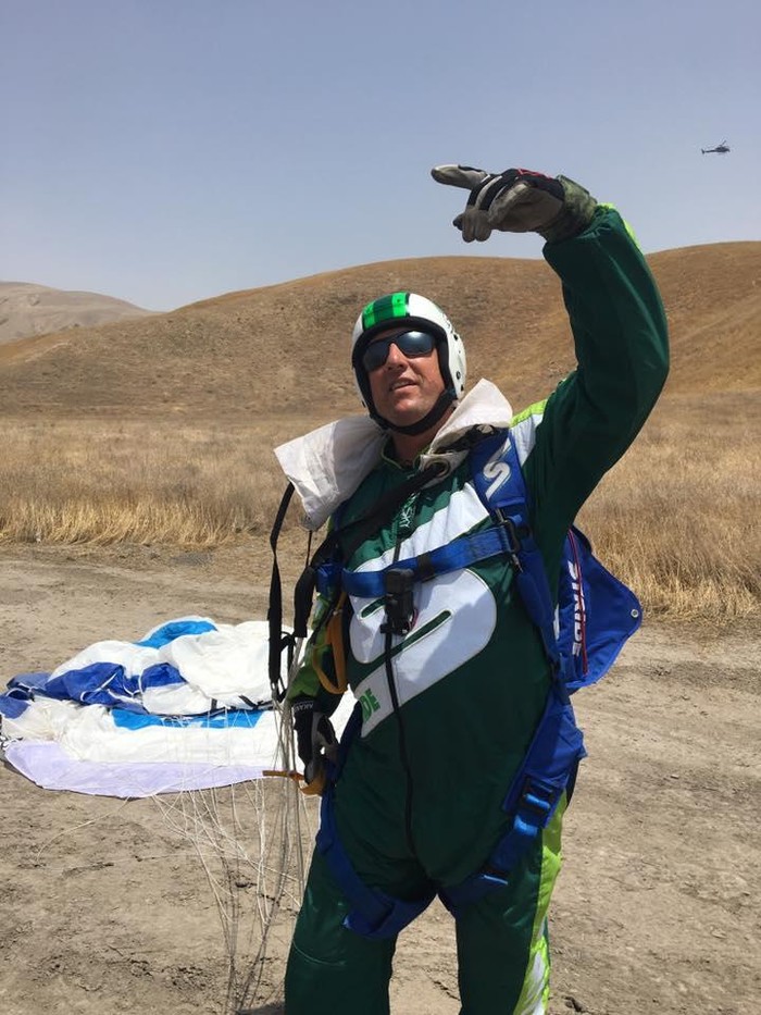 Ini Orang Pertama di Bumi yang Berhasil Terjun dari Udara Tanpa Parasut