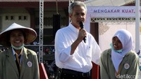 Ketua Umum PP Kagama yang juga Gubernur Jawa Tengah, Ganjar Pranowo memberikan motivasi kepada ribuan mahasiswa baru UGM.