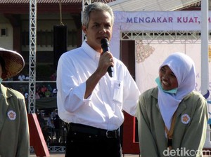 Gubernur Ganjar Akan Berikan Selamat ke Ahok Kalau Sudah Menang Pilgub