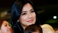 Titi tak lepas dari putranya. Pool/Palevi S/detikFoto.