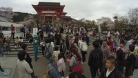 Kiyomidera ada di atas bukit kawasan Higashiyama, Kyoto, Jepang. Untuk mencapai gerbang kuil, traveler harus berjalan melewati jalanan menanjak setelah turun dari bus (Kurnia/detikTravel)