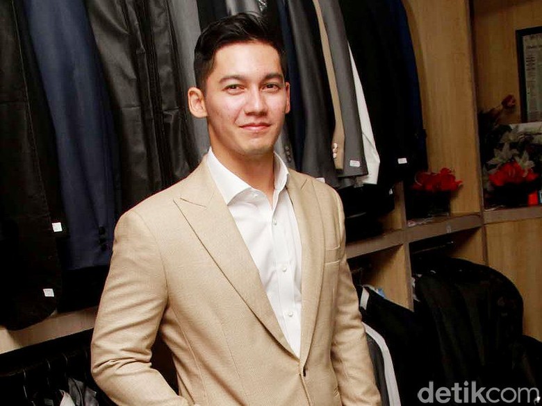 Terpeleset di Lokasi Syuting, Samuel Zylgwyn Alami Patah Tangan Terpeleset di Lokasi Syuting, Samuel Zylgwyn Alami Patah Tangan