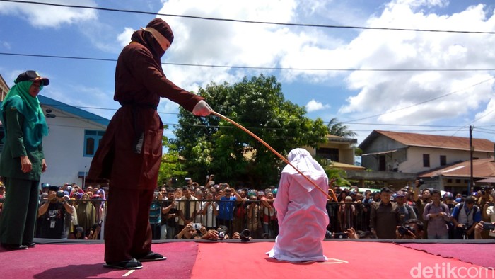 24 Pelanggar Syariat Aceh Dicambuk, 1 Ditunda karena Hamil