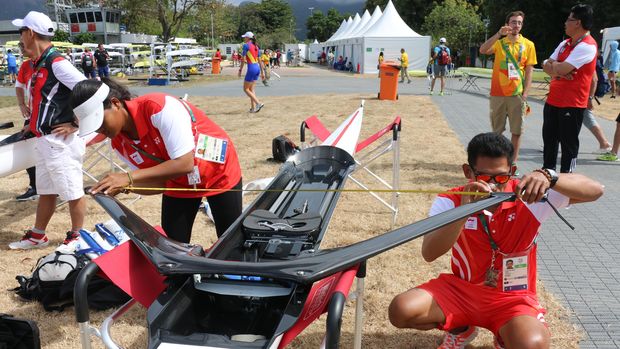 Dewi Yuliawati bersama La Memo sedang mengatur perahu yang akan digunakan di Olimpiade Rio De Janeiro 2016.