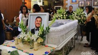 Hingga kini para kerabat dan sahabat masih mendatangi rumah duka. Hanif Hawari/detikHOT.