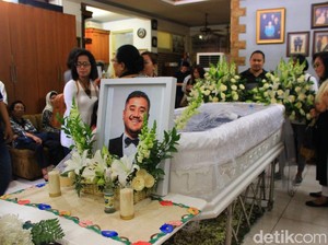 Jenazah Mike Mohede Dimakamkan, Dewi Rezer dan Marcelino Resmi Cerai