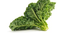 Satu cup kale mentah hanya mengandung 33 kalori. Tapi sayur ini memiliki lebih dari 3 gram protein dan 2.5 gram serat.  Selain itu mengandung asam lemak omega, vitamin, dan folat. Foto: iStock/The Guardian
