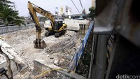Perbaikan jembatan Pelbak, di Jalan Latumenten, Jakarta Barat, Senin (01/08/2016), terus dikebut.