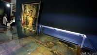 Seluruh lukisan memiliki cerita bersejarah karena memang dibuat oleh para maestro seni lukis kebanggaan Indonesia sejak zaman kolonial.