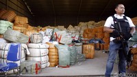 Pakaian bekas dijual oleh pelaku per koli Rp 2-3 juta dengan rata-rata 300 bal.