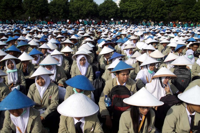 Gubernur Ganjar Motivasi Mahasiswa Baru UGM: Harus Maju 