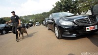 Anjing pelacak dikerahkan untuk melakukan pengamanan.