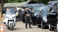 Petugas mengecek bagian dalam mobil yang akan digunakan para tamu negara.