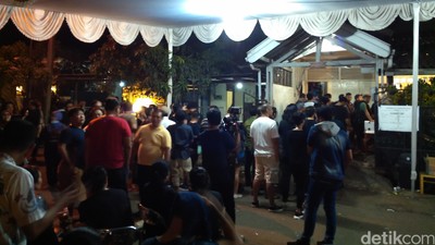 Para Pelayat Penuhi Rumah Mike Mohede