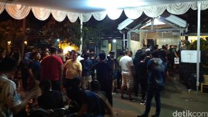 Para Pelayat Penuhi Rumah Mike Mohede