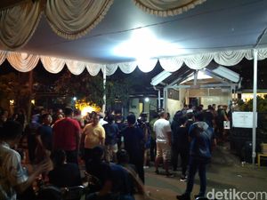 Silih Berganti Rumah Mike Mohede Didatangi Pelayat