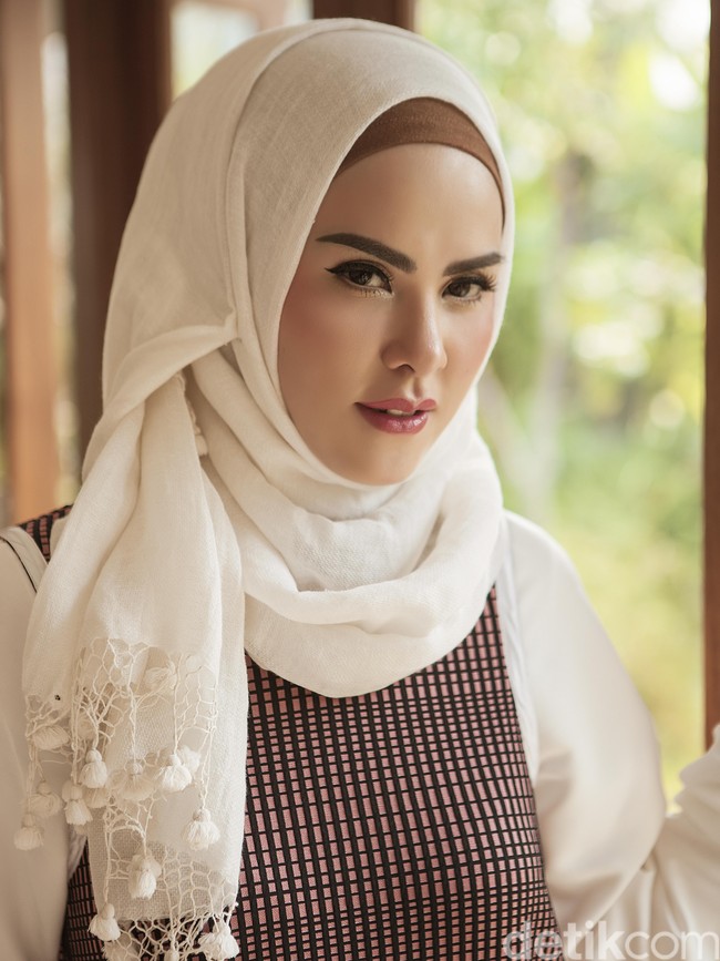 Wardrobe: Angel Lelga Label. Fotografer: Zaky Akbar. Makeup Artist: Vivi Thalib. Lokasi: Lewis & Carroll, Kebayoran Baru, Jakarta Selatan. Stylist: Kiki Oktaviani. Model: Angel Lelga.