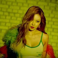 Si rapper cantik Hyuna tak hanya menarik perhatian karena kerap tampil dengan busana seksi. Ia juga memiliki bentuk tubuh ramping dengan bahu tegak lurus 90 derajat. Foto: Hyuna (Official YouTube Channel)