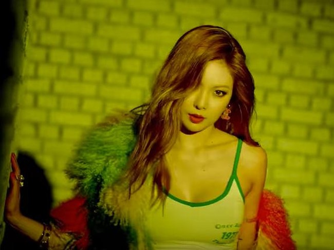 Si rapper cantik Hyuna tak hanya menarik perhatian karena kerap tampil dengan busana seksi. Ia juga memiliki bentuk tubuh ramping dengan bahu tegak lurus 90 derajat. Foto: Hyuna (Official YouTube Channel)