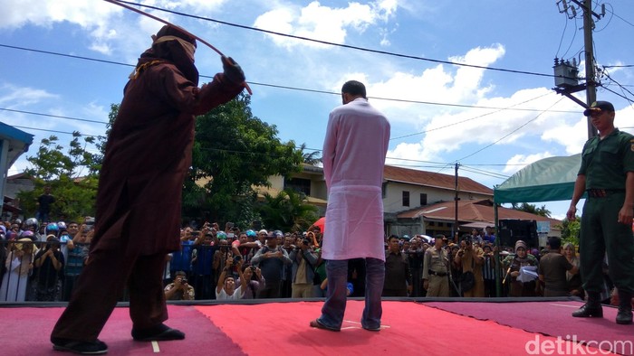 Sejumlah orang menjalani hukuman cambuk di depan Masjid Al-Furqan, Beurawe Banda Aceh, Senin 1 Agustus 2016.