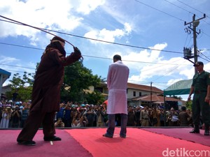 3 Pasangan Tak Sah Dicambuk di Banda Aceh karena Tepergok Bermesraan