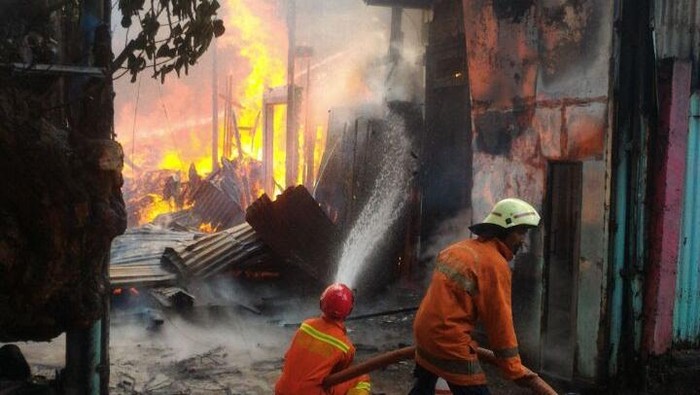 Bengkel Kayu di Cipinang Muara Terbakar, 13 Mobil Damkar Meluncur