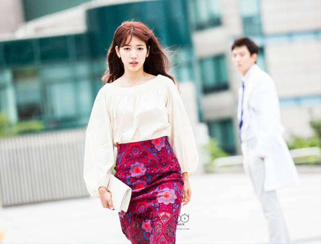 Setiap harinya Park Shin Hye makan 300 kalori. Untuk sarapan, ia makan satu ketimun dan segelas susu. Makan siang setengah mangkuk nasi merah dan satu porsi kecil kubis. Saat malam hanya kubis dan ketimun. Foto: Dok. SBS