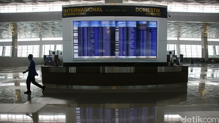 Pekerja melakukan simulasi pelayanan Terminal 3 Ultimate Bandara Soekarno Hatta, Tanggerang, Banten, Senin (1/8/2016). Menteri Perhubungan (Menhub) Budi Karya Sumadi menjelaskan, simulasi ini berkaitan dengan kegiatan muat penumpang. Mulai dari check in hingga pengangkutan bagasi. Simulasi ini sejatinya merupakan syarat yang harus dilakukan sebelum mendapat izin resmi operasi dari Kementerian Perhubungan.