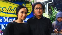 Erwin dan Gita Gutawa juga melayat ke rumah duka.