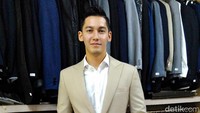 Samuel mencoba salah satu setelan baju yang akan ia pakai pada resepsi pernikahan nanti. Veynindia Esaloni Pardede/detikHOT.