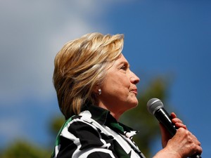 Hillary Clinton Tuding Trump Kambing Hitamkan Orangtua Tentara Muslim AS