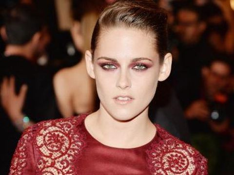 Alasan Kristen Stewart Sering Pakai Eyeshadow Warna Merah 