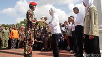 Rektor UGM Prof Dr Ir Dwikorita menerima bunga sebagai tanda ucapan terima kasih dari perwakilan penerjun payung yang memeriahkan acara pembukaan penerimaan mahasiswa baru UGM.