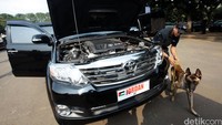 Petugas mengecek mobil yang akan digunakan para tamu negara.