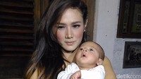 Mulan Jameela bersama Ahmad Syailendra Airlangga, putranya dari Ahmad Dhani. Desi Puspasari/detikHOT.