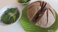 Anda sanggup untuk habiskan bakso seberat 1,5 Kg ini? Kalau iya, langsung saja datang ke warung bakso H. Nasir yang ada di kawasan Pamulang, Tangerang Selatan ini! Foto: dok. detikFood