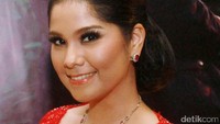 Aksesori anting dan kalung melengkapi penampilannya. Pool/Gus Mun/detikFoto.