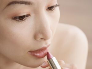 Gara-gara Lipstik Palsu, Bibir Wanita Ini Bengkak