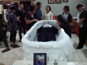 Sambil Menangis, Ibunda Kenang Sosok Mike Mohede