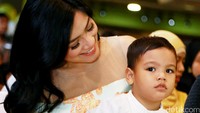 Titi ditemani si kecil Juna saat menghadiri sebuah acara yang digelar pada akhir pekan lalu. Pool/Palevi S/detikFoto.