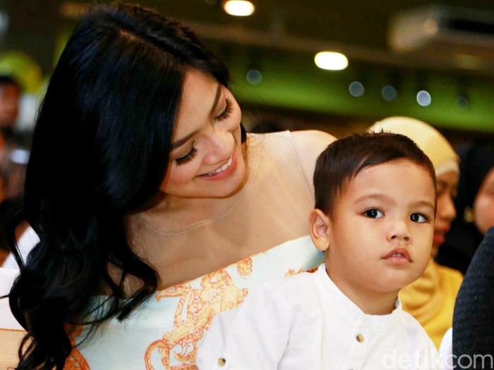 Titi Kamal dan Christian Sugiono Bicara Perkembangan Anak