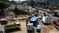 Kawasan tersebut terpantau macet karena adanya perbaikan jembatan tersebut.