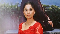 Ibu satu anak itu tampil dalam balutan kebaya merah menyala. Pool/Gus Mun/detikFoto.