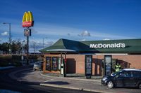 Wah, Ratu Elizabeth Punya Gerai McDonald's di Luar London!