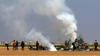Helikoter jatuh dan terbakar. Asap juga membubung ke angkasa. Ammar Abdullah/Reuters/detikFoto.