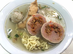 Huah Huah! Warung Ini Sediakan Bakso Mercon yang Pedas Menggigit