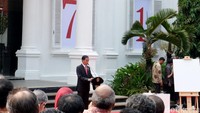 Presiden Jokowi meresmikan pembukaan pameran koleksi seni Istana Kepresidenan berjudul 17/71: Goresan Juang Kemerdekaan di Galeri Nasional Indonesia, Jakarta Pusat pada senin (1/8/2016).