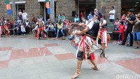 Ia melakukan riset dari manuskrip untuk merekonstruksi gerakan tarian tersebut.